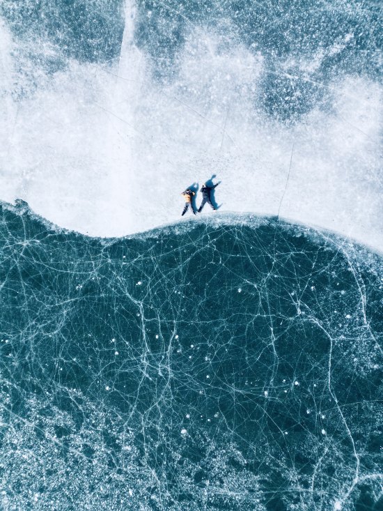 Lying on a crackled sea blue gemstone—野马海子