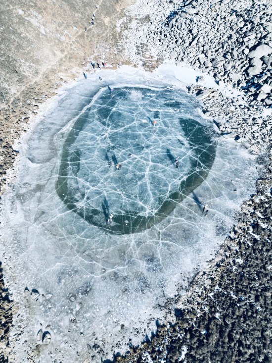 冰蓝宝石般的冰海子