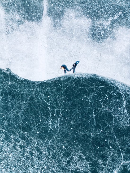 Lying on a crackled sea blue gemstone—野马海子