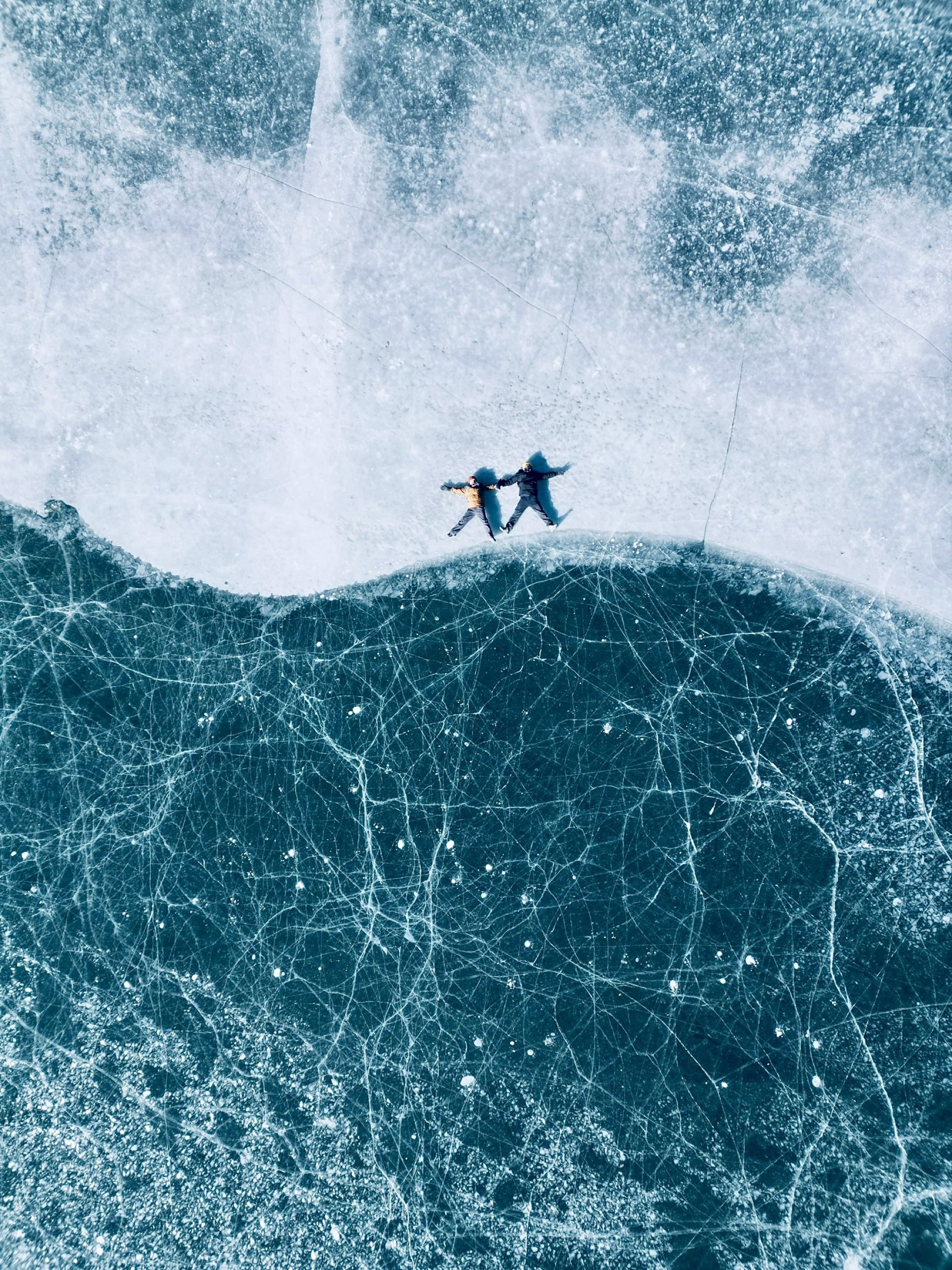 Lying on a crackled sea blue gemstone—野马海子