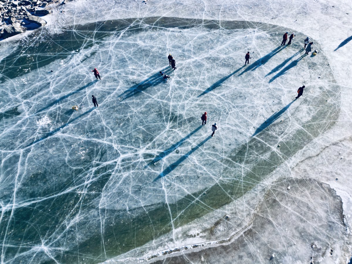 冰海子上的人与影子