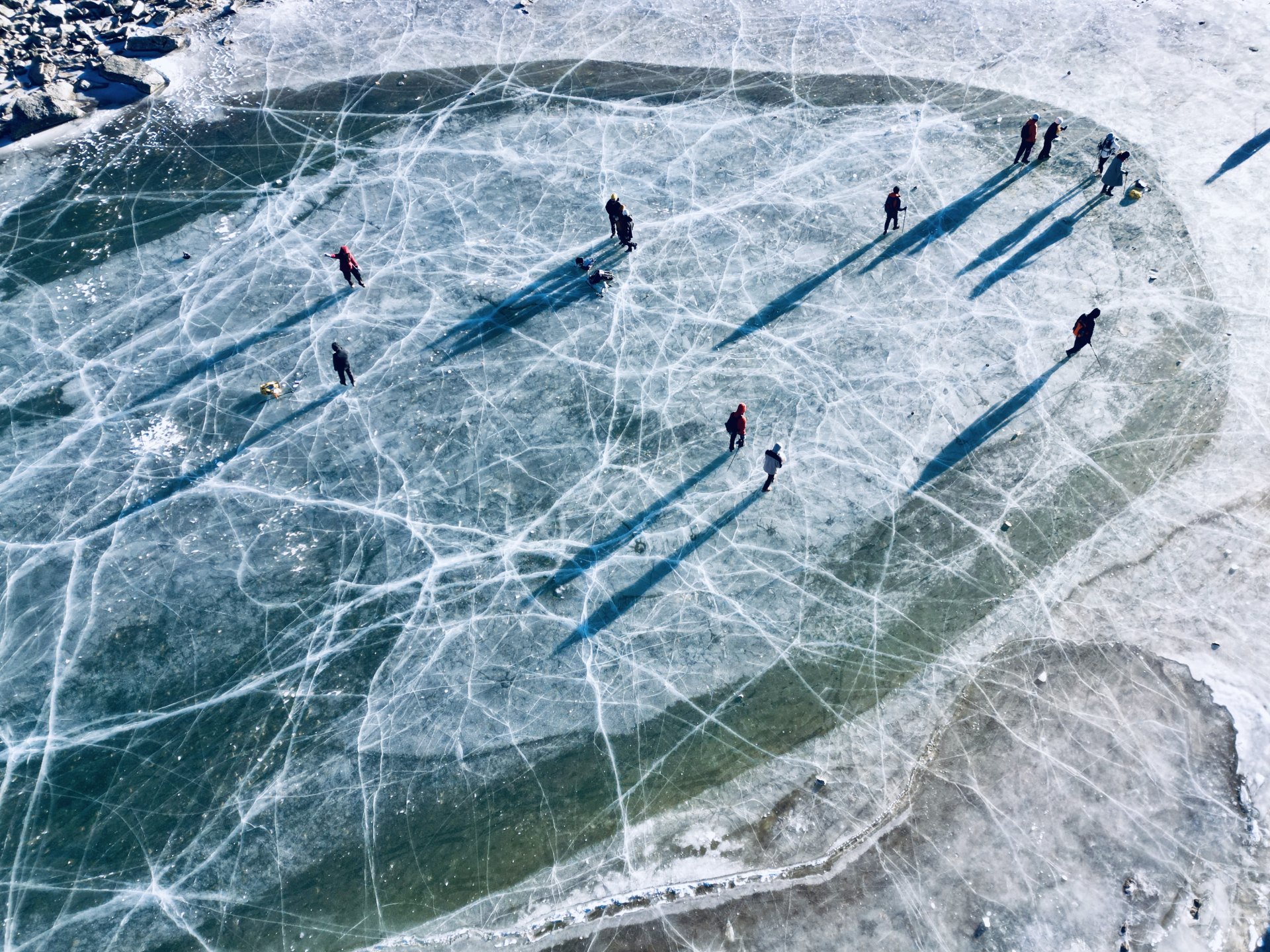 冰海子上的人与影子