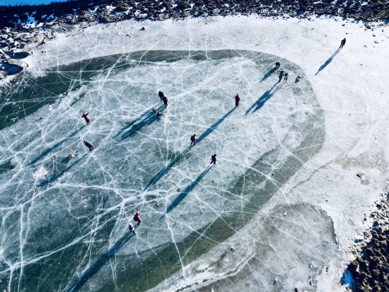 冰海子上的人与影子