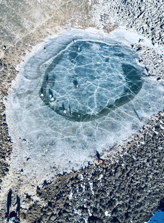 冰蓝宝石般的冰海子