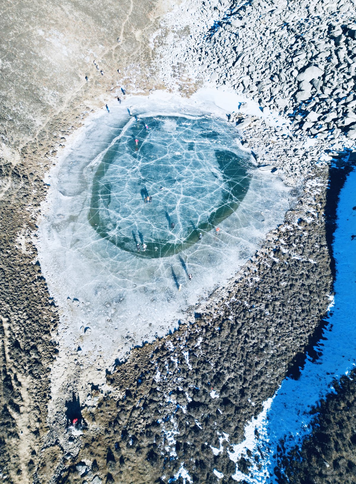 冰蓝宝石般的冰海子