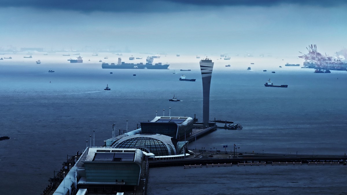 当阴雨天气遇上工业风，便有了流浪地球即视感！