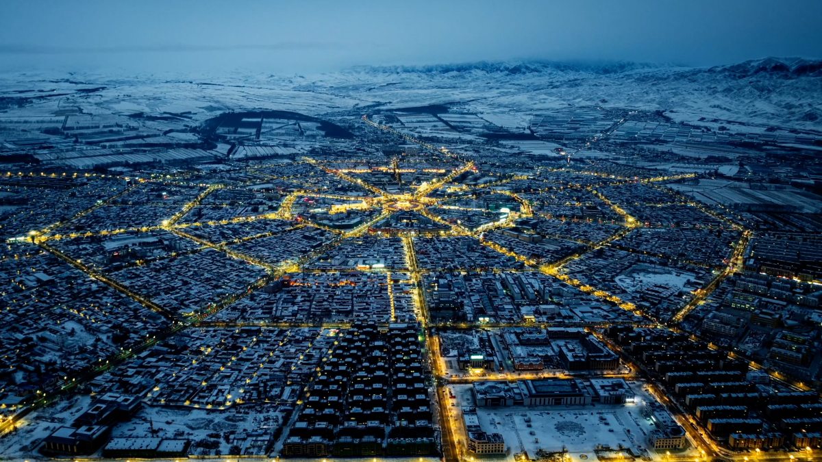 白天是新疆特克斯，到了夜晚就变成了八卦城