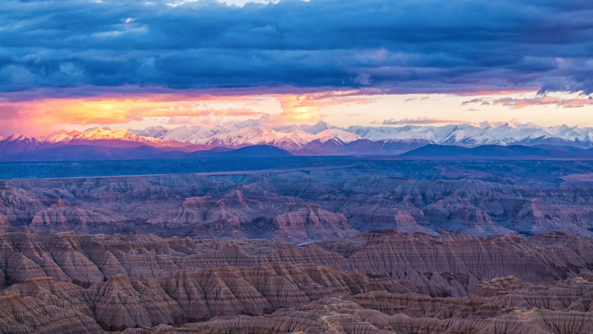 阿里札达土林风云变幻日照金山