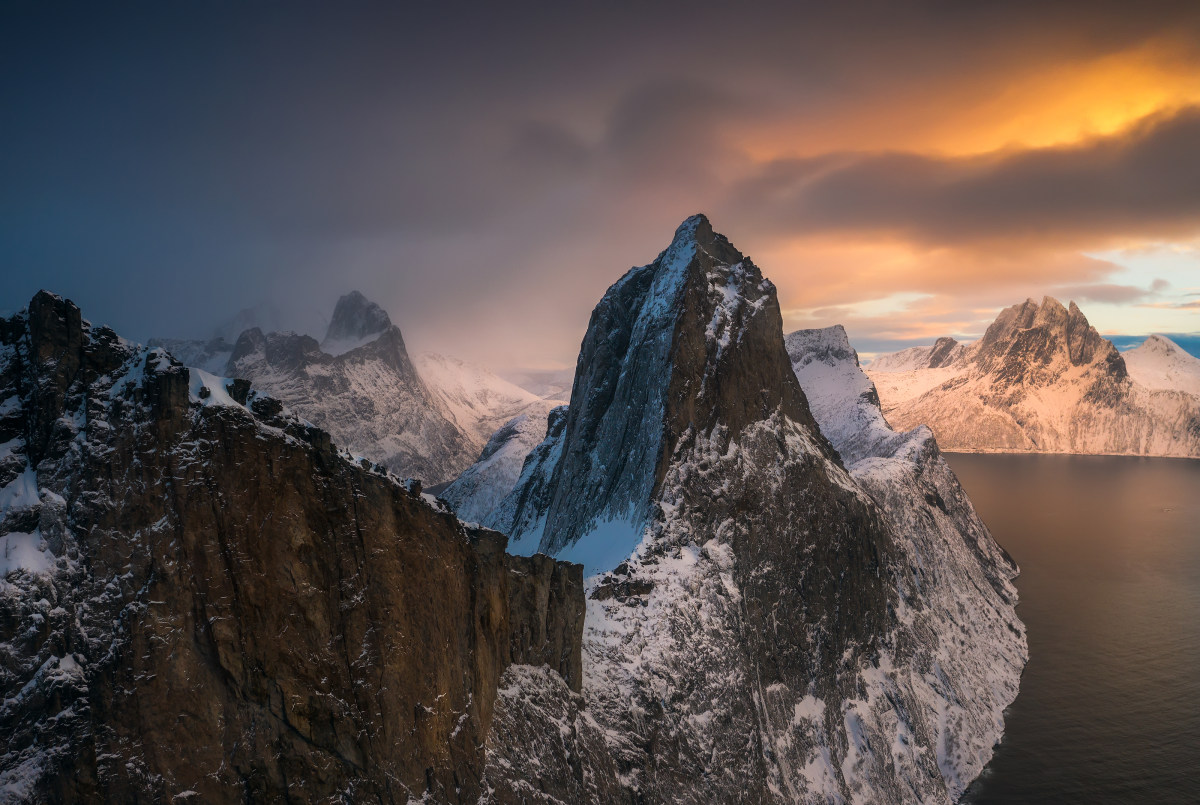 自驾在北极的公路上，眼前是挪威壮丽的风景