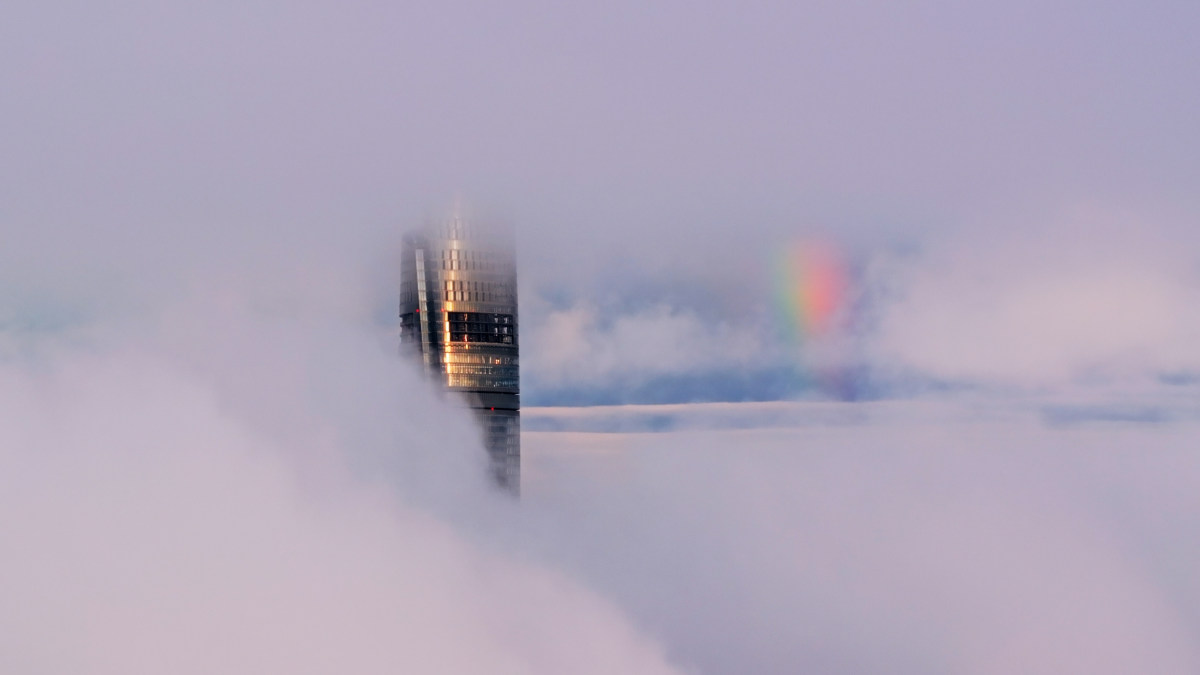 雨后上海陆家嘴彩虹